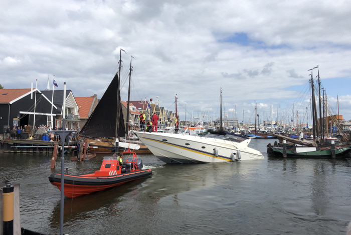 motorjacht-gered-voor-de-kust-van-urk-(video)