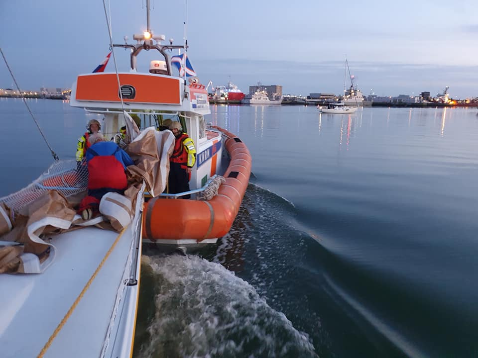 knrm-redt-zinkend-zeiljacht-bij-texel