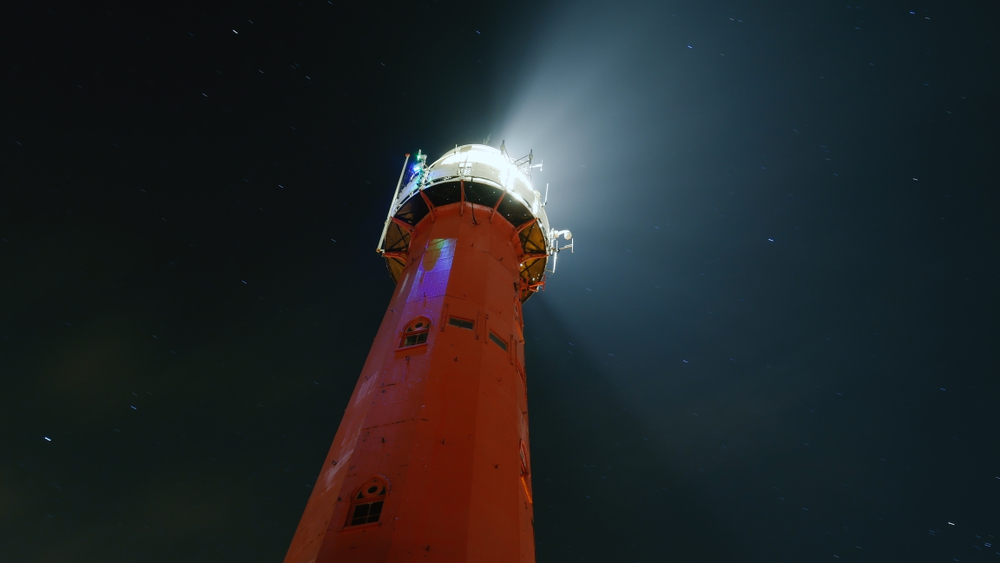 De vuurtoren van Scheveningen geeft weer licht