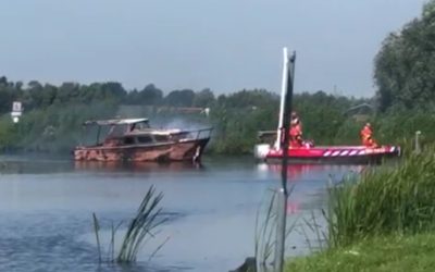 Gewonden door brand op boot in Wilnis (video’s)