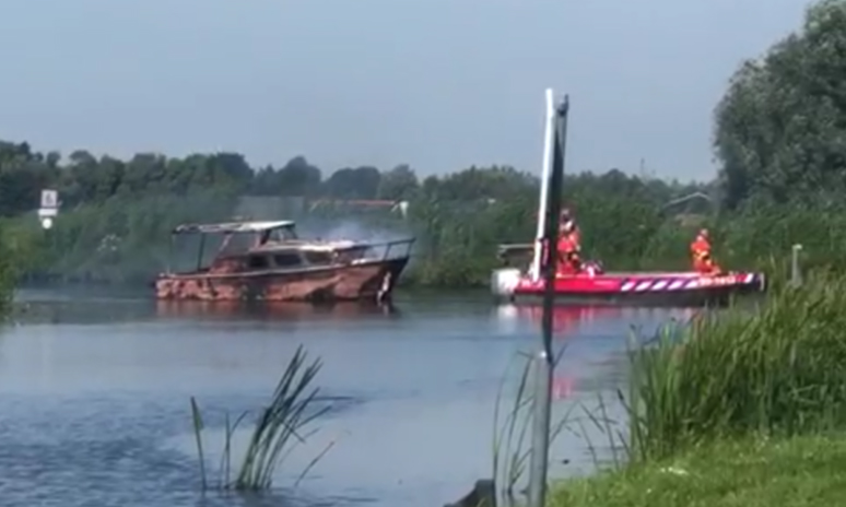 Gewonden door brand op boot in Wilnis (video’s)