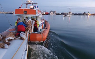 KNRM redt zinkend zeiljacht bij Texel