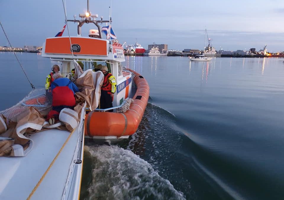 KNRM redt zinkend zeiljacht bij Texel