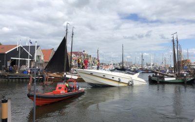 Motorjacht gered voor de kust van Urk (video)
