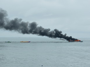 Omliggende boten helpen speedboot met brandende buitenboordmotor op Holland Diep