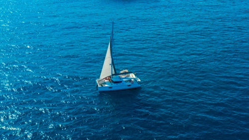 catamaran-slaat-om-bij-eerste-tocht-op-markermeer