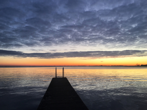 tiener-zwemt-twee-kilometer-over-markermeer-om-diesel-voor-sloep-te-halen