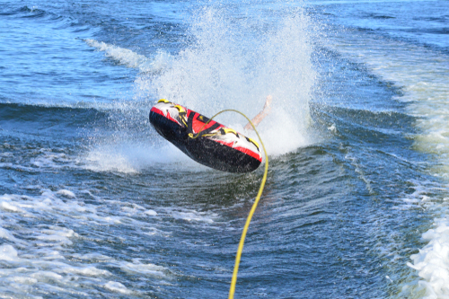 vrouw-gewond-na-botsing-met-opblaasband-tegen-boot