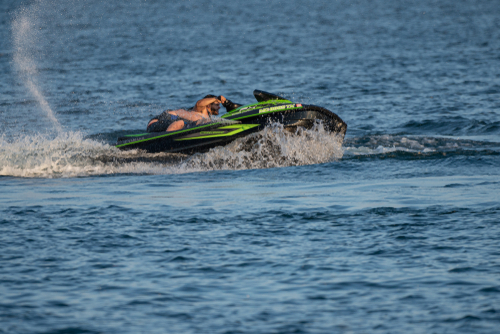 jetskier-vaart-met-snelheid-van-80+-km-per-uur-over-zuidlaardermeer