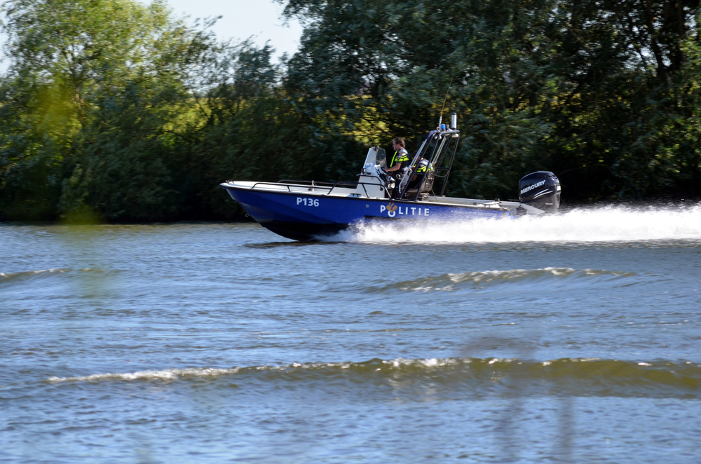 politie-heeft-de-handen-vol-aan-zwemmers,-speedbootjes-en-waterscooters