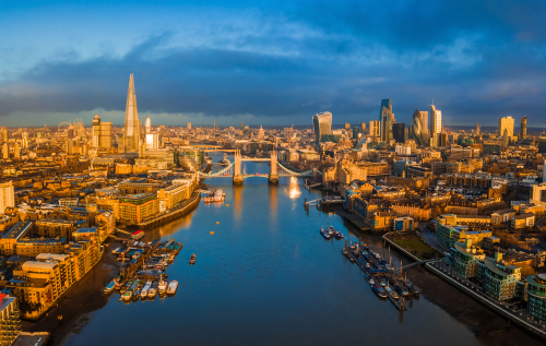 dief-steelt-grote-passagiersboot-in-londen