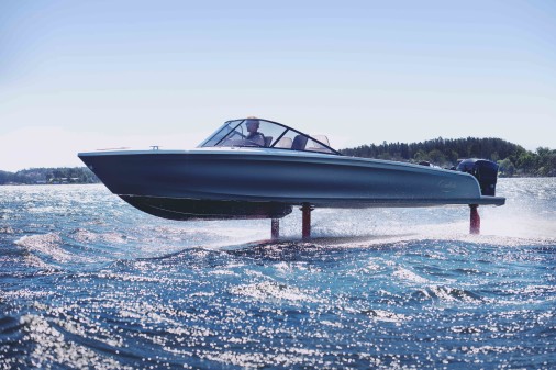 Battle: Tesla 3 neemt het op tegen snelste elektrische boot