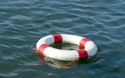 Boot met gezin aan boord kapseist op de Maas