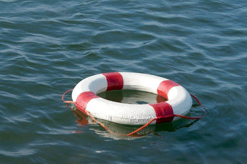 Boot met gezin aan boord kapseist op de Maas