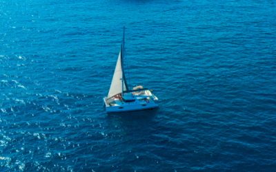 Catamaran slaat om bij eerste tocht op Markermeer