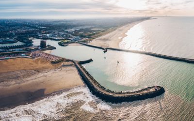 Drijvend clubhuis middenin Scheveningse haven voor de Jachtclub