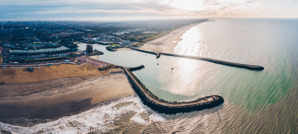 Drijvend clubhuis middenin Scheveningse haven voor de Jachtclub