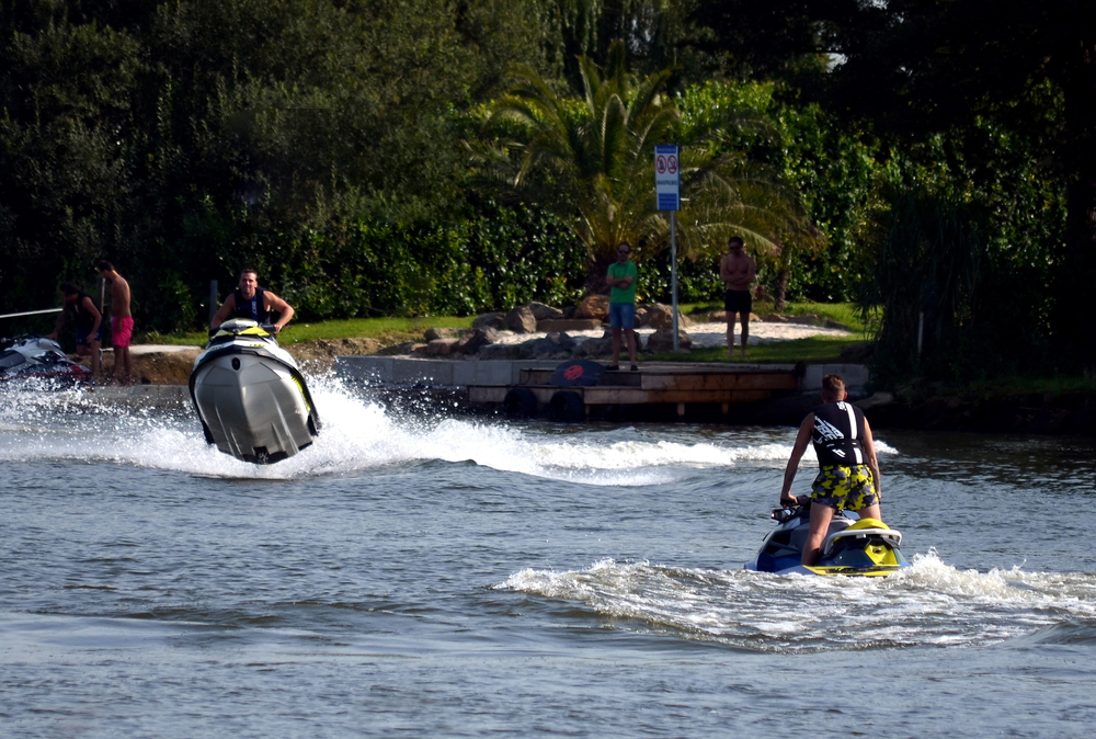 Politie pakt hardvaarders aan met paarden en patrouilleboten