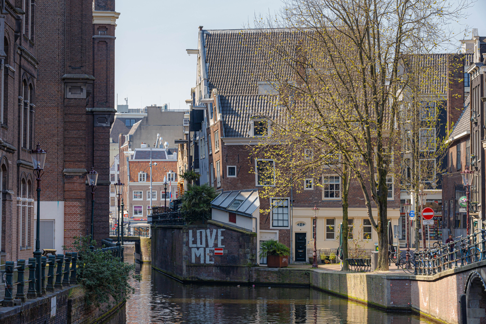 kade-grimburgwal-amsterdam-ingestort,-gracht-afgesloten-voor-boten