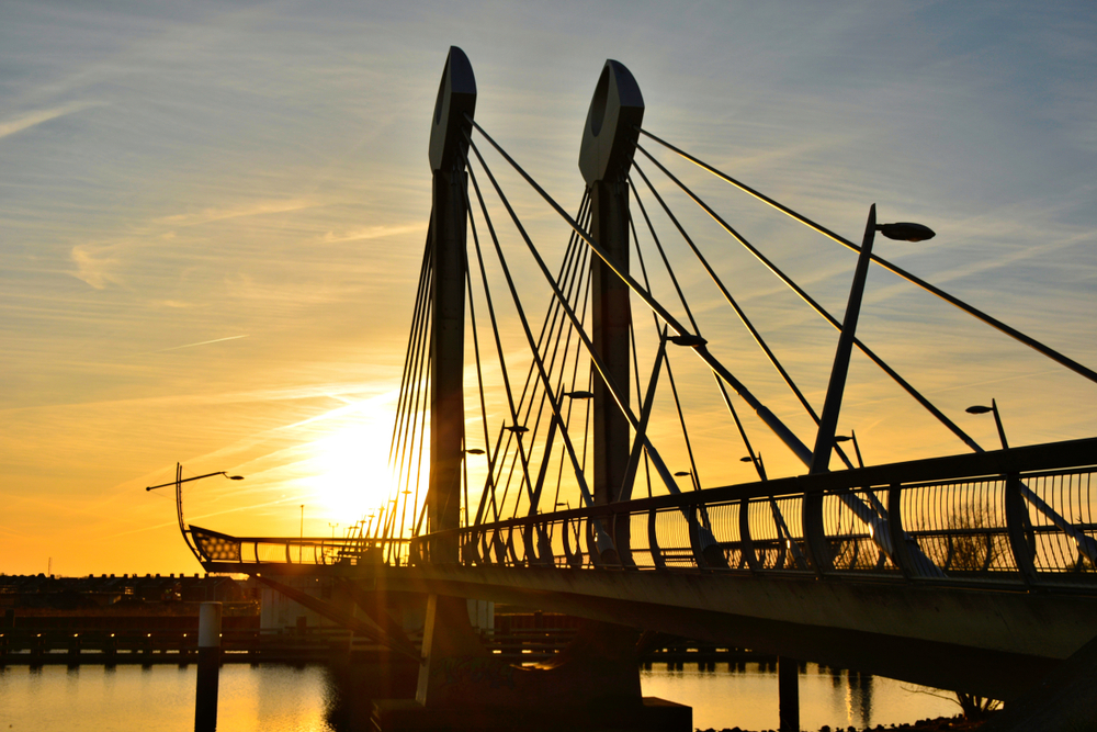 Schipper ramt bijna de Twistvlietbrug (video)