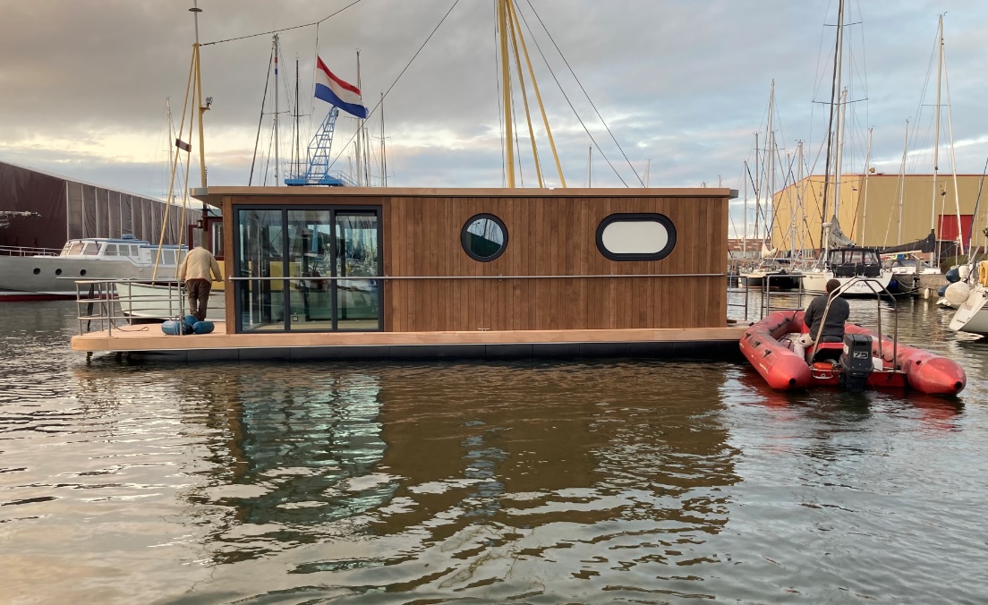 eerste-lotus-12-houseboot-uit-makkum-te-water