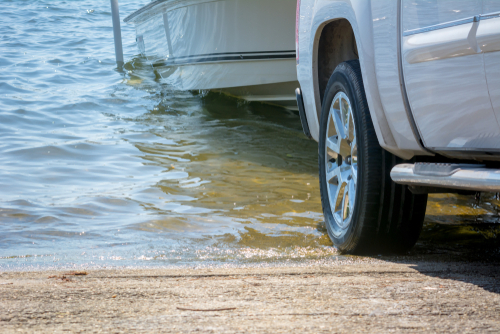 booteigenaar-met-auto-en-boottrailer-het-water-in-(video)