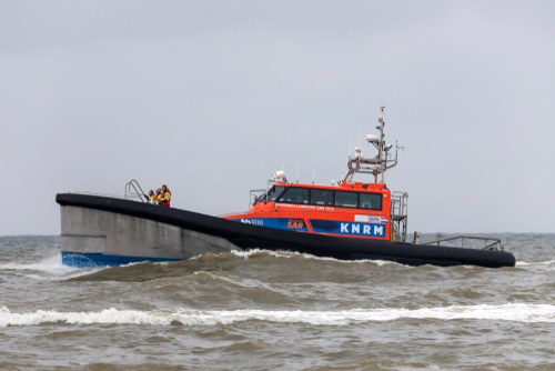 brand-op-ijsselmeer,-opvarenden-ademen-rook-in