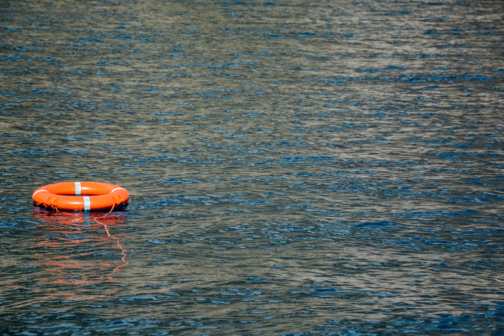 vrouw-springt-overboord-na-brand-op-boot