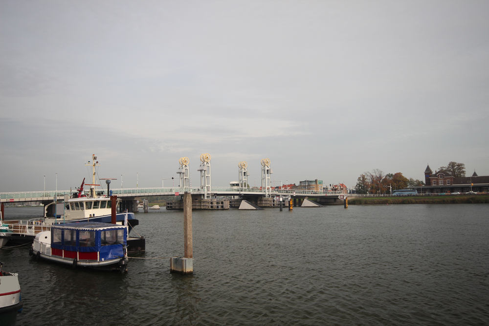 onbekende-schipper-botst-tegen-‘bumpers’-van-stadsbrug