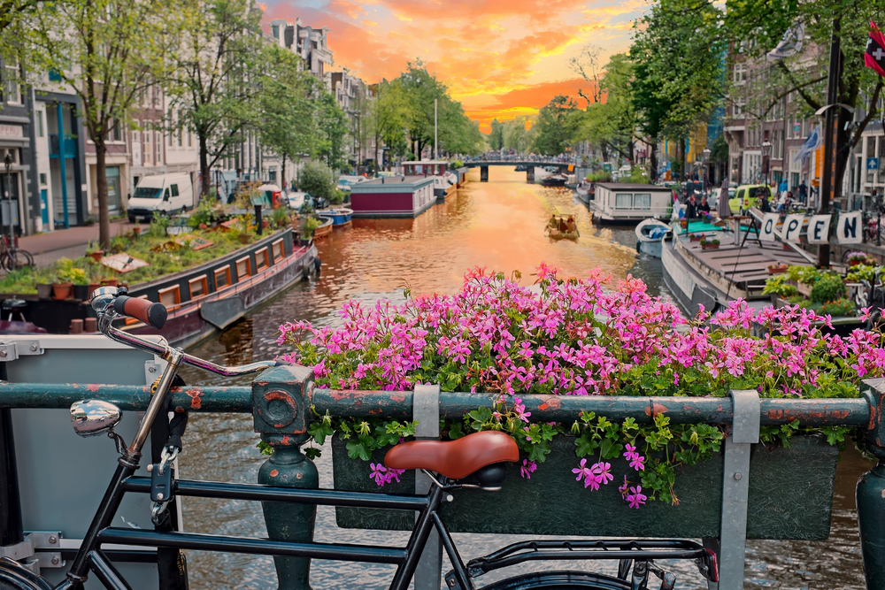 roboat-vaart-mensen-op-de-amsterdamse-grachten