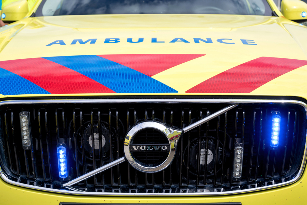 Opvarenden van zeilboot ademen rook in