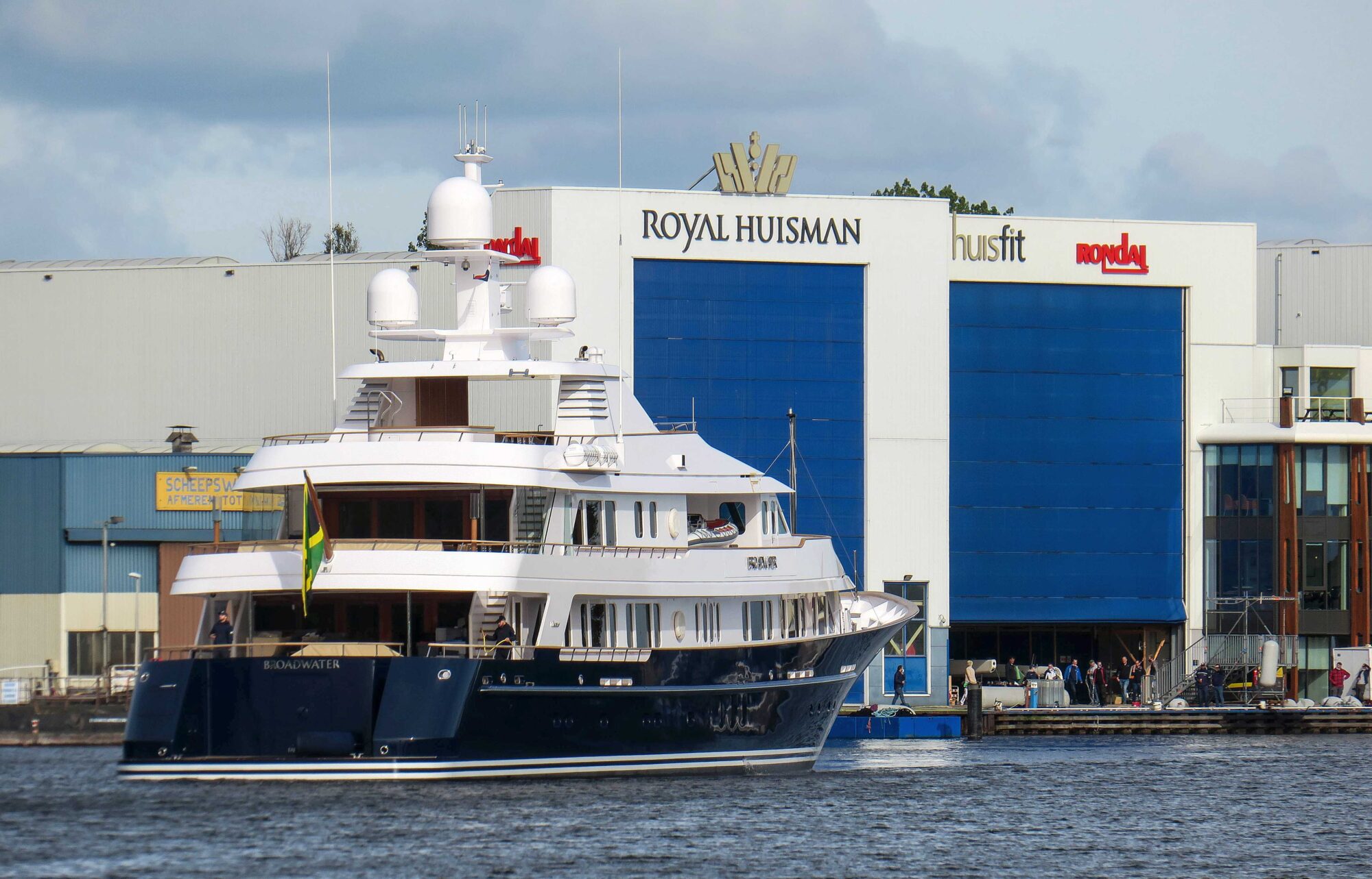 royal-huisman-tovert-motorjacht-broadwater-om-van-klassiek-schip-naar-modern-jacht-met-chartermogelijkheden