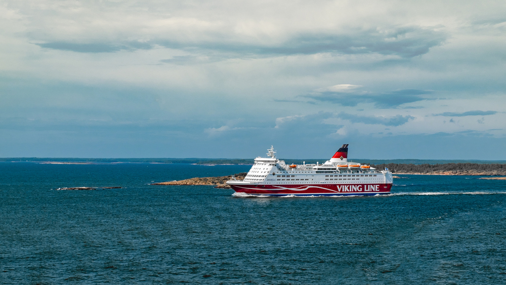 331-passagiers-op-vastgelopen-finse-veerboot-veilig-naar-de-kade-gesleept.