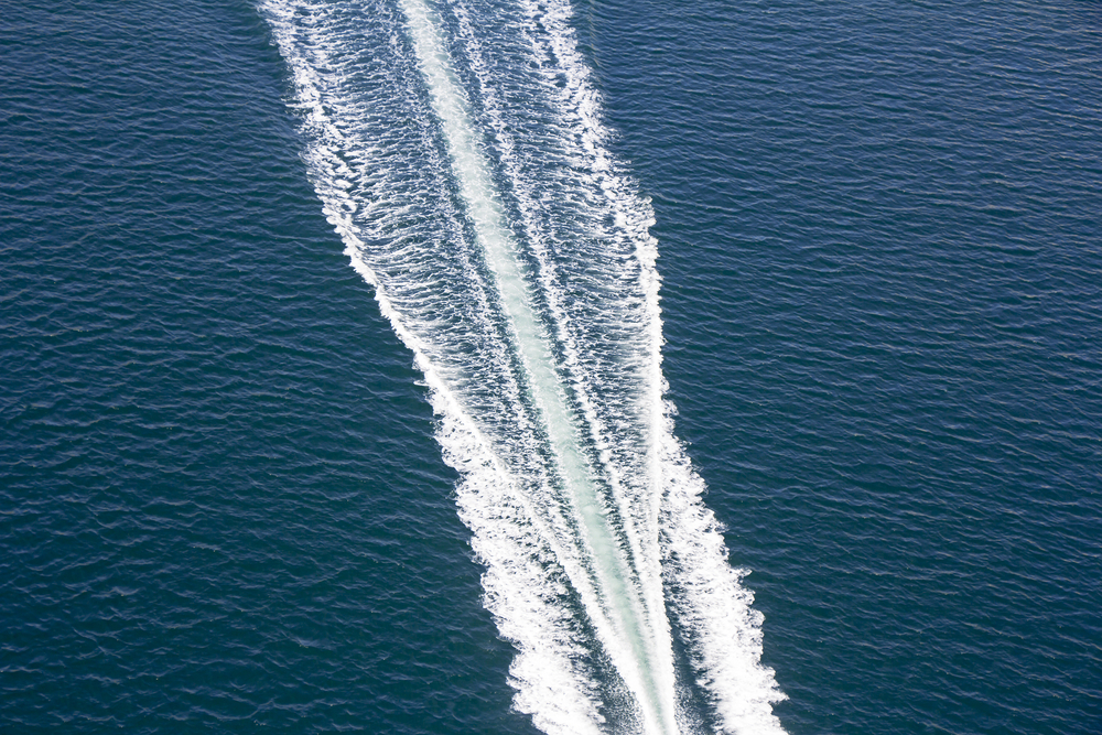 man-maakt-schommel-van-speedboot-(video)