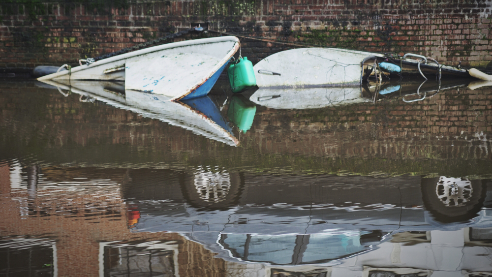 amsterdamse-grachten-liggen-overvol-met-half-gezonken-sloepjes