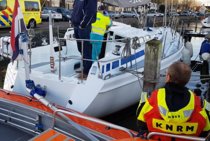 KNRM assisteert ambulance in haven