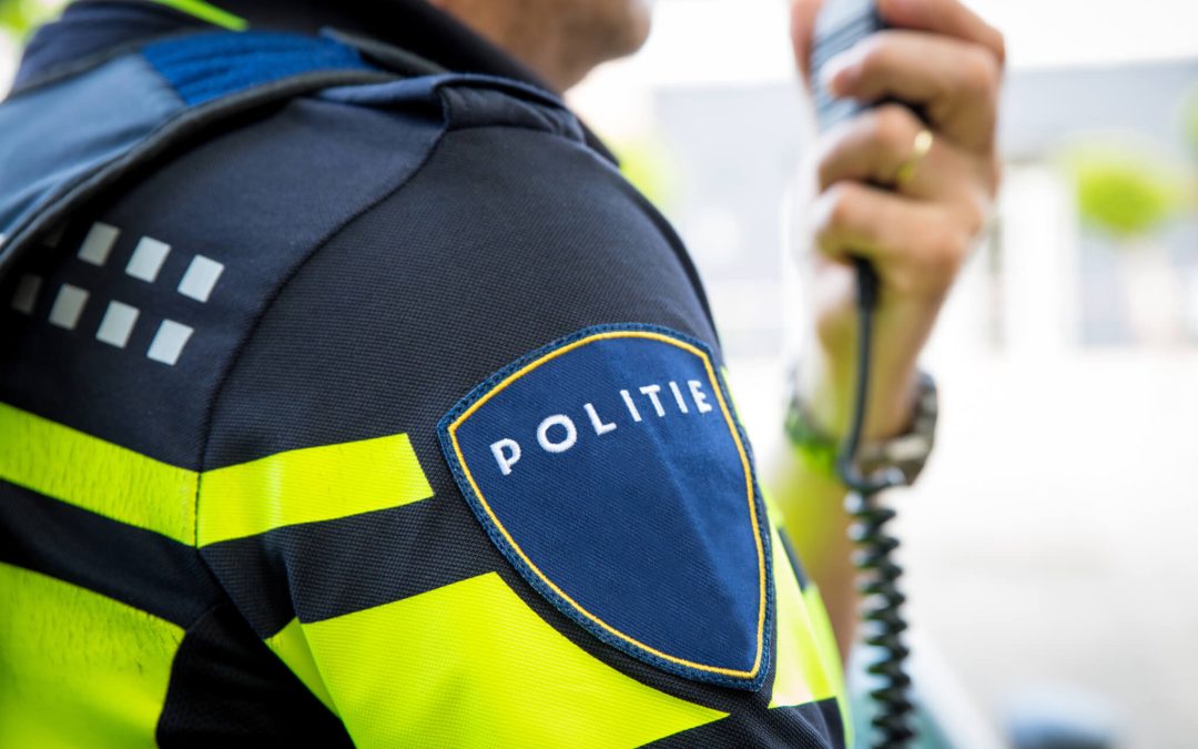 Leidse politie sleept boten van overlastgevers weg