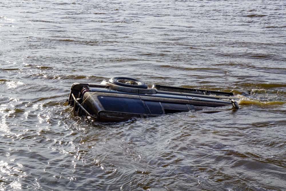 geen-jacht-maar-auto-in-jachthaven-de-bloemert