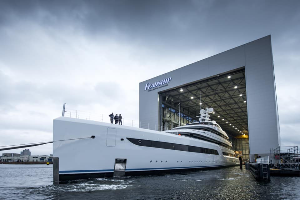 reusachtig-feadship-jacht-voor-het-eerst-het-water-op