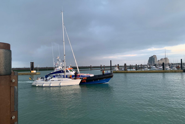 knrm-helpt-zeiljacht-op-oostelijk-havenhoofd-breskens