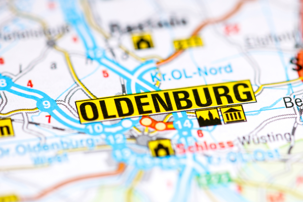 Buurman neemt binnenvaartschip met pech langszij