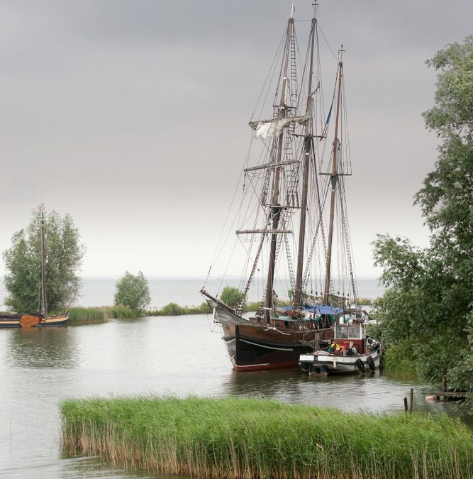 Maandag start verwijdering van ‘spookschip’ uit Muider havenmond