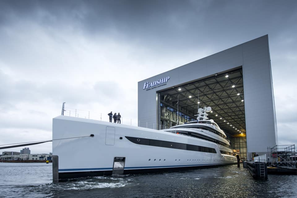 Reusachtig Feadship-jacht voor het eerst het water op