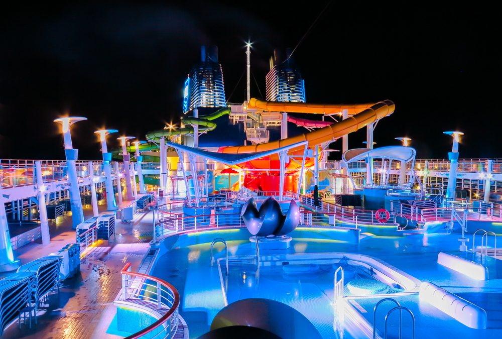 Rotterdam ontvangt nieuw cruiseschip met achtbaan aan boord
