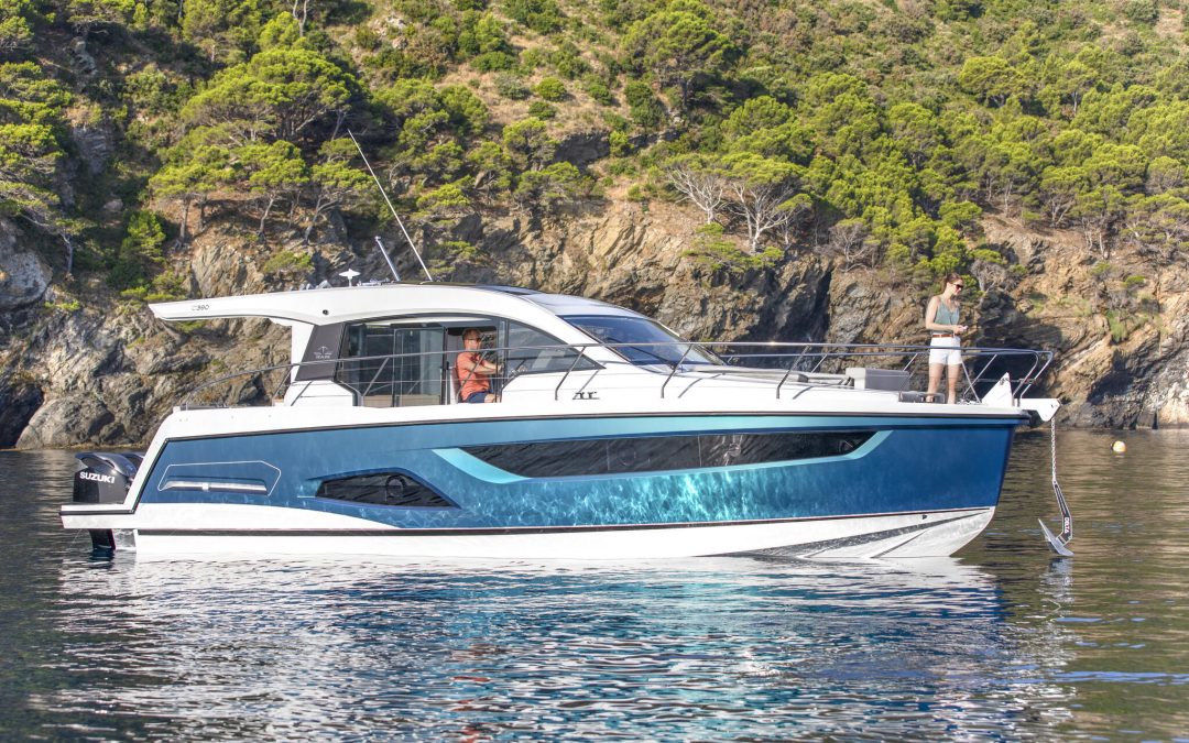 Sealine introduceert Sealine C390v met dubbele outboards