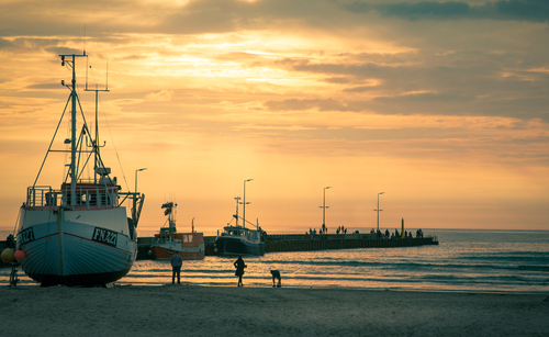 schip-vastgelopen-op-strand-ameland