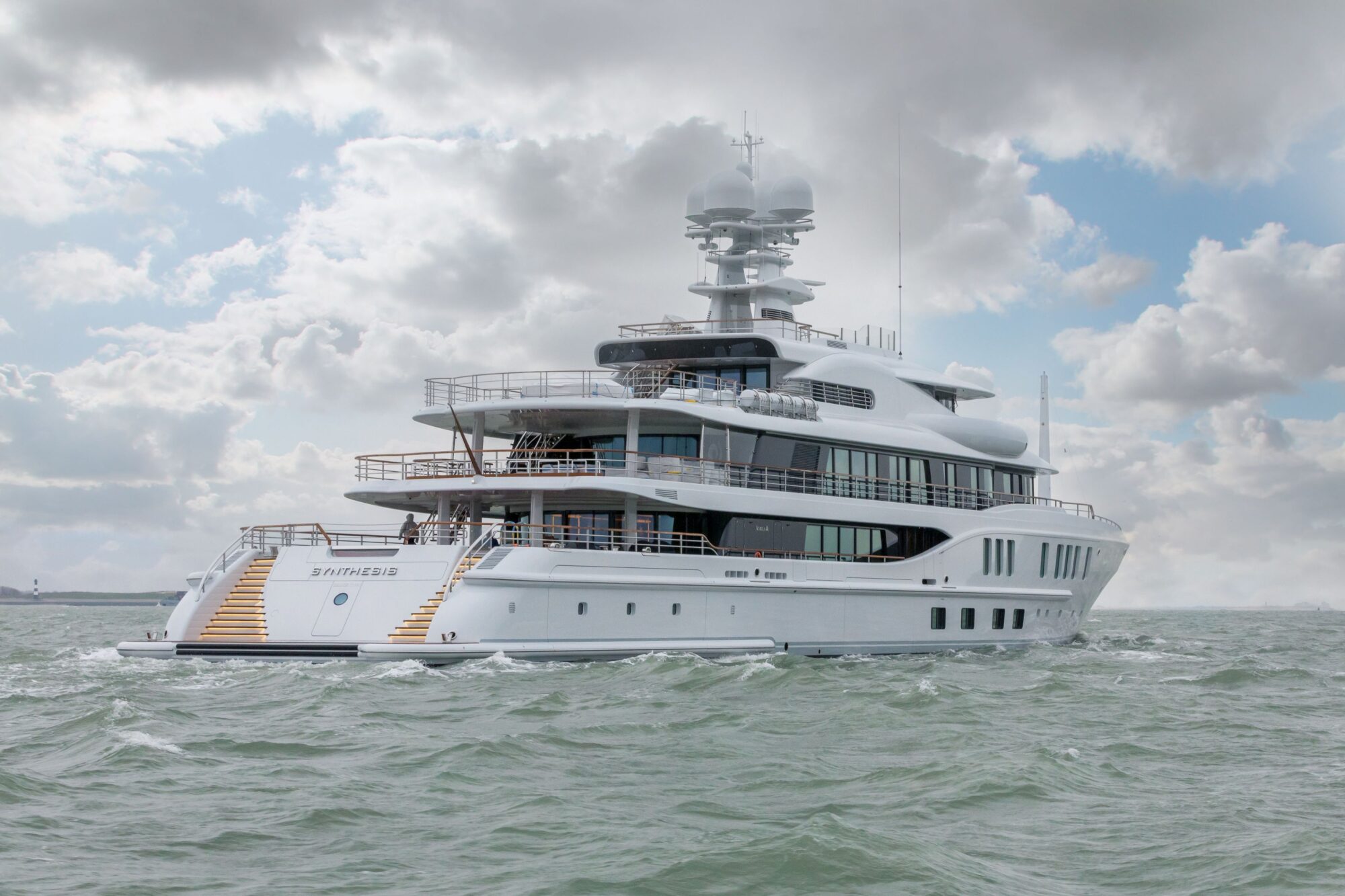 damen-yachting-levert-met-amels-242-synthesis-het-eerste-superjacht-van-2021-af