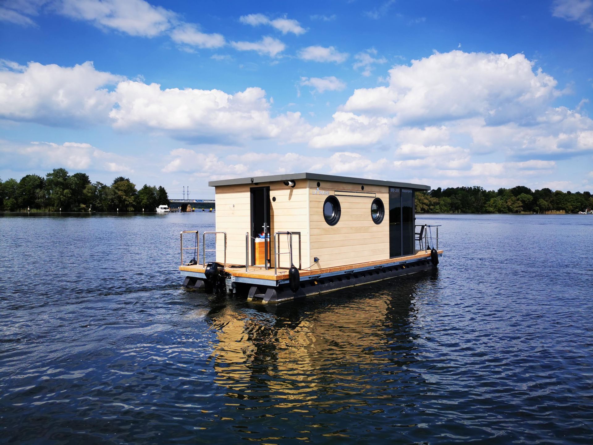 la-mare-houseboat-introduceert-met-de-apartboat-xs-een-nieuwe-compacte-houseboat