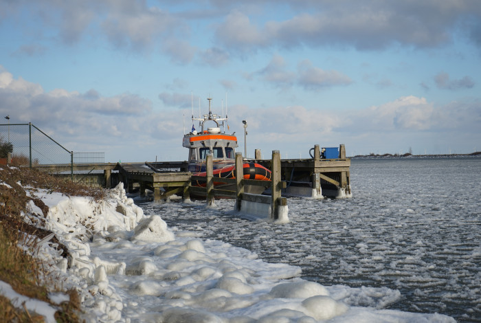 knrm-enkhuizen-vast-in-het-ijs-(video)