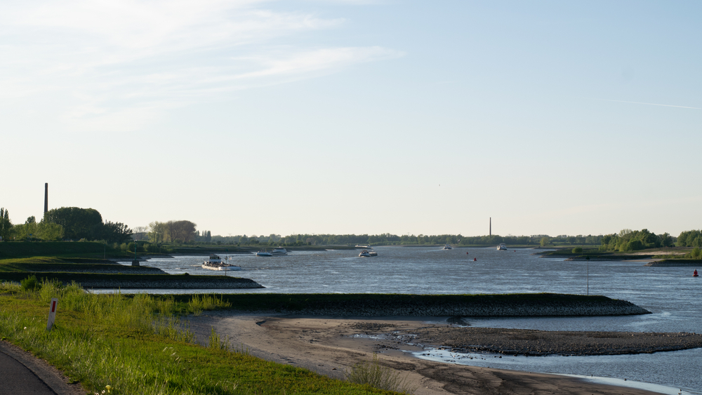 binnenvaartschip-‘vliegt-uit-de-bocht’-en-vaart-zich-vast-door-sterke-stroming